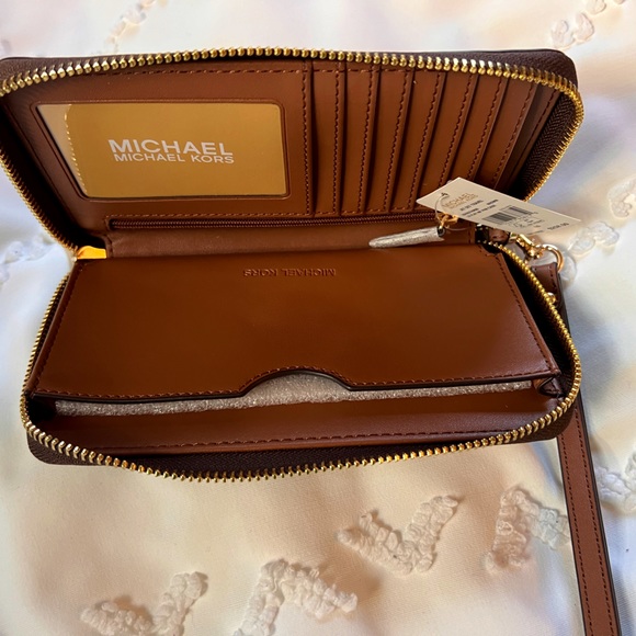 NWT Michael Kors wallet - Picture 2 of 4